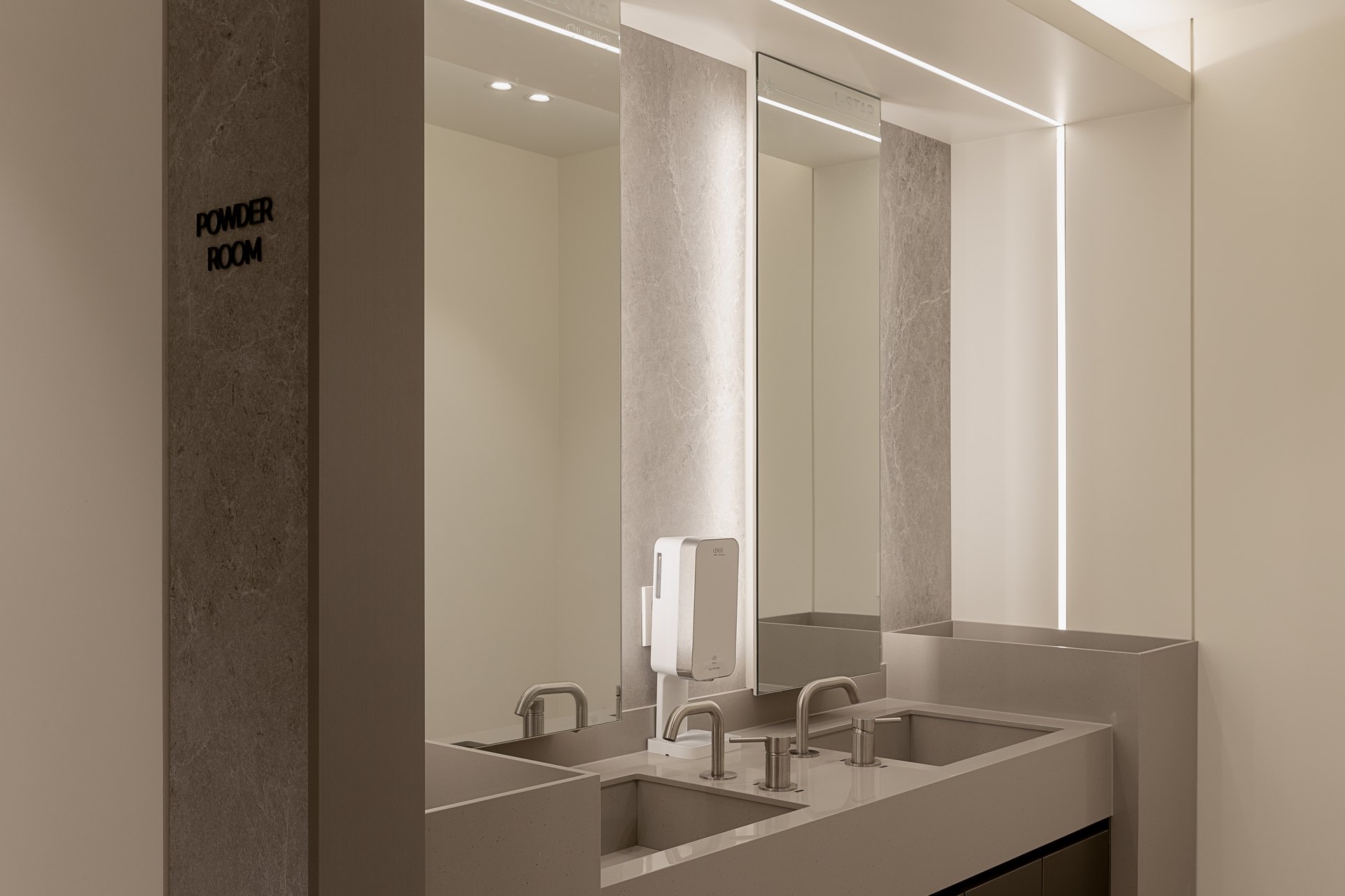 L-STAR CLINIC interior 4